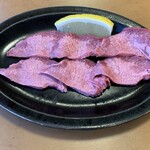 焼肉 たかちゃん - 厚切り牛タン、680円(税別)
