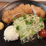 Tonkatsu Tomiyoshi - キャベツ、かいわれ、ミニトマト、ポテトサラダが付いています。