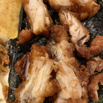 Hokkahokka Tei - とりめしのたれをぶっかけたちくわの磯辺揚げ脇の鶏肉です