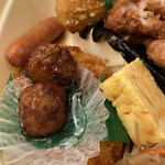 Hokkahokka Tei - オリジナルソースをぶっかけたミートボール、ウインナー、玉子焼き、きんぴらごぼう下のコロッケです
