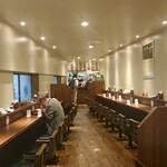 Kurumaya - 入口から店奥をパチリ。奥が料理受け渡し口