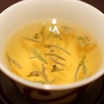 アカ - 生ハム（ハモンセラーノ）のスープ　秋田産の蓴菜を浮かべて