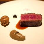 アカ - 薪焼きの奈良県産の雌の和牛のヒレ肉のステーキ　アピオスと椎茸のピュレ添え