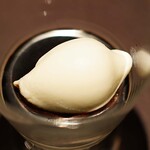 アカ - バスク地方のヤギのミルクプリン　ビターなカラメルと山羊のミルクのアイスクリームのせ