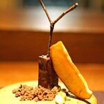 アカ - バロセロナのデザートのアマゾンカカオと生チョコ　リンゴのチップスとナッツを添えて