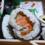 玄海鮨 - 親子巻  サーモン  イクラ  タマネギ  大葉 の 太巻