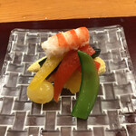 赤坂とゝや魚新 - 昼の懐石 梅コース７７００円。夏野菜と車海老のお浸し。彩も鮮やかな、夏らしい先付けです（╹◡╹）