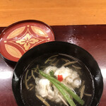 赤坂とゝや魚新 - 昼の懐石 梅コース７７００円。鱧の椀。ふわふわの鱧、ヌルっとした蓴菜、お出汁が一体となった、とても美味しいお椀です（╹◡╹）