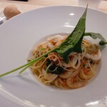 嶽 - 白エビとほうれん草とトマトパスタ