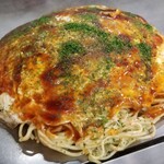 いっちゃん - そば肉玉(税込750円)
      ・中太生麺(磯野製麺)
      ・おたふくソース(オリジナル・ブレンド)
      ・焼き方:ヘラで押さえない。
      ・焼き上がりの形:整った円形
      ・鉄板で食べるのがスタンダード(お皿も可)