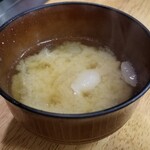 いっちゃん - サービスで豚バラ肉の入ったお味噌汁が出ます