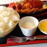 柳ヶ瀬本店 - 鉄板とんかつ焼そば ご飯大盛 880円+110円