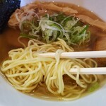 らあめん一路 - 麺も初期の頃と違って手揉みせずにストレート
            角切りメンマが無くなり穂先メンマが１本から3本
            白髪葱が小口葱に（葱抜きコールでチャーシュー1枚追加に出来ます）
            チャーシューもバラからロースへ