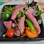 Nishi Kamakura Niyommaru - 副菜もセットになったローストビーフ