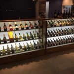 Kicchimmirupowa - ディナータイムのワイン棚の様子
