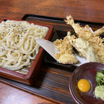 富士 - 天ざるうどんは大盛りでお願いしました
      つけつゆにはネギ、ワサビ、ウズラの卵がついていました