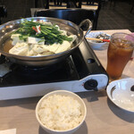 Hakata Motsu Nabe Bumbuku - 博多もつ鍋（醤油）1250円+税  ごはん　250円+税
                        ウーロン茶　250円+税