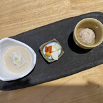 Tsukumo - 豆乳仕立てた湯葉豆腐
                        自然薯と旬野菜のピクルス
                        自然薯生とろ