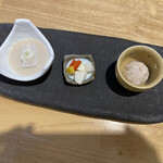 Tsukumo - 豆乳仕立てた湯葉豆腐
                        自然薯と旬野菜のピクルス
                        自然薯生とろ