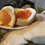 寿製麺 よしかわ - 煮玉子とろとろ
