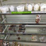 セブンイレブン - 料理写真:スイーツコーナー、在庫も少なくなっています