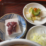 Sakaeya - 漬物と蕎麦粉入り寒天の餡子のせ
