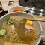 Yakiniku Sansuien - ★トントロ丼（塩・800円）★※ハーフ冷麺 付き
