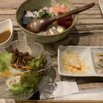 Kicchi Nishibashi - 奥が海鮮丼。生卵アリの胡麻だれにしました。