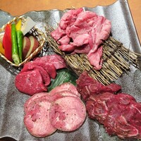 鉄板焼･焼肉 なにわ (リーガロイヤルホテル大阪) - 焼肉なにわのご褒美ランチ：本日の焼肉盛り合わせ(牛タン、ランプ、ヒモ、ミミ)、焼野菜