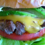 アボカドチーズバーガーのドアップ。