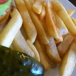 フレンチフライとピクルス。