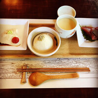 韻松亭 - 一の膳 お豆腐づくしでヘルシーな印象
                    ※鰹の刺身もありますよ