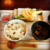 韻松亭 - 最高に美味しい豆ご飯のお豆さんは大豆です
                    赤出汁と良く合うんだなあ…これが