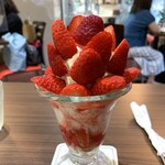 八百屋コウタのフルーツパーラー - 大きなイチゴがぎゅうぎゅうに乗っていて3回落としましたが拾って美味しくいただきました（笑　ソフトクリーム自体も美味しい。いちごの美味しさを味わうためのシンプルなパフェ。メニューの多い平塚へも行きたい。
