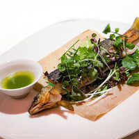 レフェルヴェソンス - ・旅、記憶〜 鮎、蕎麦粉のガレット、夏のハーブと蓼酢
                      蕎麦粉のガレットでくるっと巻いて蓼酢につけて。
                      頭はカリカリ。
                      お味噌のソース
                      紫蘇の香り
                      きゅうりの香り