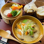 Isshinchabou - 一心茶房の日替わりスープ
      この日は
      鶏肉と野菜の生姜スープ