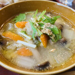 Isshinchabou - 鶏肉と野菜の生姜スープ
      この上のすり胡麻が
      またいいアクセントに♡