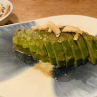 自家製粉石臼挽きうどん 青空blue 本店 - アボカド味噌漬け