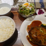 Ｌｅ 日本食堂 - 椎茸とキノコ入りハンバーグ　with チーズ