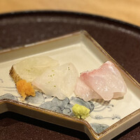 馳走 啐啄一十  - 虎魚(愛媛県産、1日半寝かせ)、炙り虎魚(愛媛県産、3日寝かせ)、軽く炙った白甘鯛(静岡県駿河湾産、サスエ前田魚店、4日寝かせ)