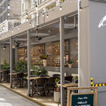 Burger & Lobster - 店舗前の通りにはストリートレストランが設営されています。