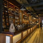 Burger & Lobster - 店内風景。この写真にはほとんど写っていませんが、左に少しだけロブスターの入れられた水槽が並べられています。