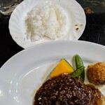 Maison de vin - 日替わりランチ    デザートセット
      ハンバーグ シャリアピンソース •ライス