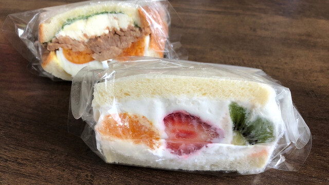 ヒュッゲプラス 西若松店 &ndash; 本格サンドイッチと居心地の良いカフェ