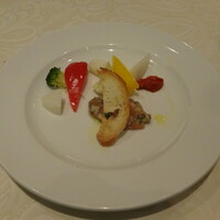 キハチ 名古屋JRセントラルタワーズ店 - Pleasure・選べる前菜・サーモンと甘海老、苺のタルタル　シャキシャキ野菜とトマトコンサントレを添えて