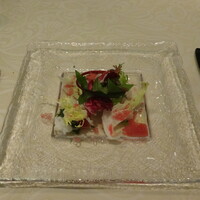 キハチ 名古屋JRセントラルタワーズ店 - KIHACHIビーフカツレツコース・北国のいろいろ魚介のサラダ 葱オイルとビーツのヴィネグレット