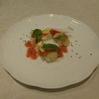 キハチ 名古屋JRセントラルタワーズ店 - Pleasure・選べる前菜・帆立貝のマリネとモッツァレラチーズ　シトラストマトソース