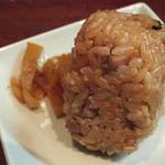 興 - 「かしわ飯のおにぎり」：ごはんのおおらかな旨さの中に、日向鶏のコクと旨み♪