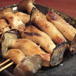 興 - 「丹波産 しめじ串焼き」：小指ほどの太さで、シコシコッと心地よい食感で、
      ジワッと流れ出す濃い旨み♪
      