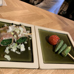 餃子といえば芭莉龍 - 梅と万能ネギの豚巻き　280円　：　甘いトマトとオクラ串　180円